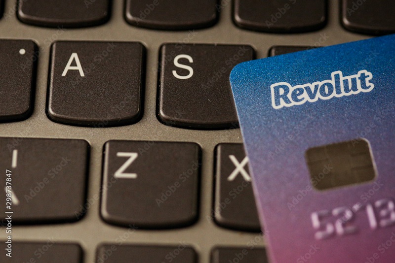 Revolut kort på laptop